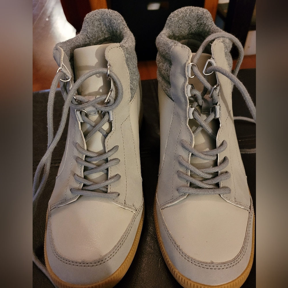 Women's boots size 9